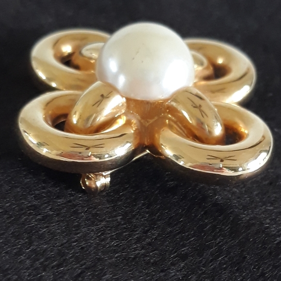 Joan Rivers signed faux pearl gold-tone brooch - Picture 2 of 3